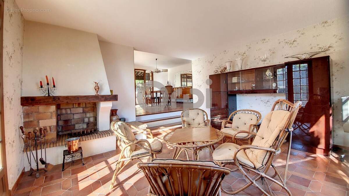 Terrain à ROQUEBRUNE-SUR-ARGENS