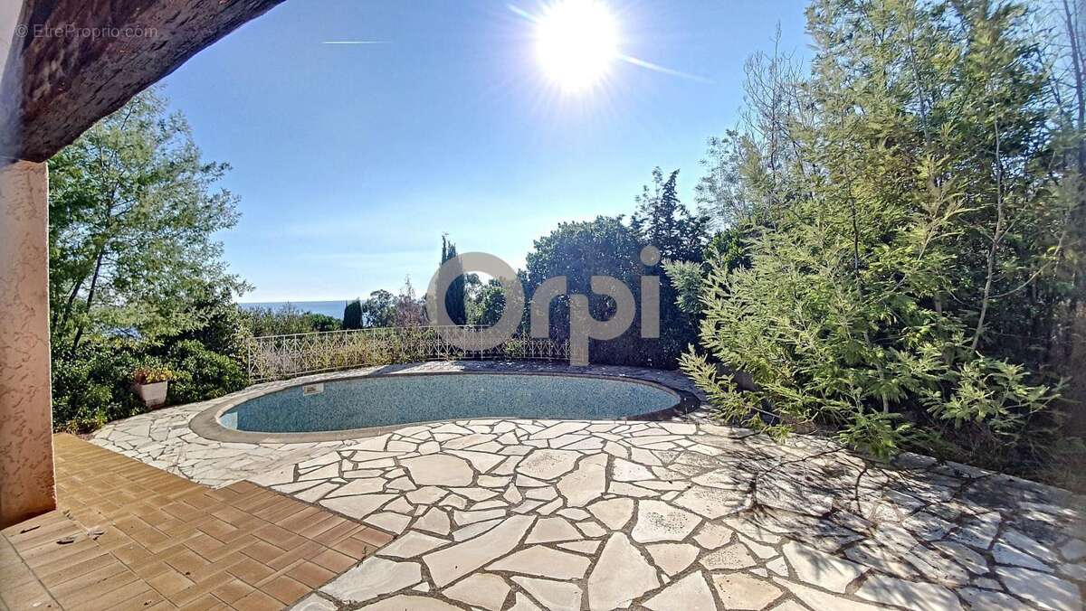 Terrain à ROQUEBRUNE-SUR-ARGENS