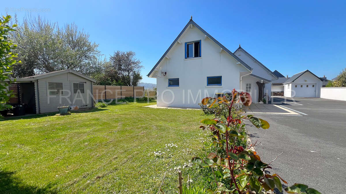 Maison à URVILLE-NACQUEVILLE