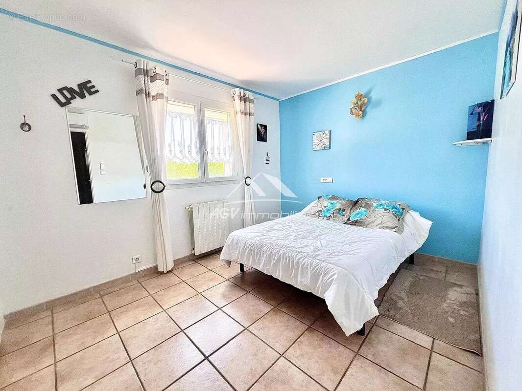 Maison à SAINT-JULIEN-LES-ROSIERS