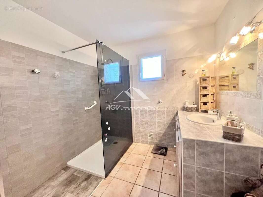 Maison à SAINT-JULIEN-LES-ROSIERS