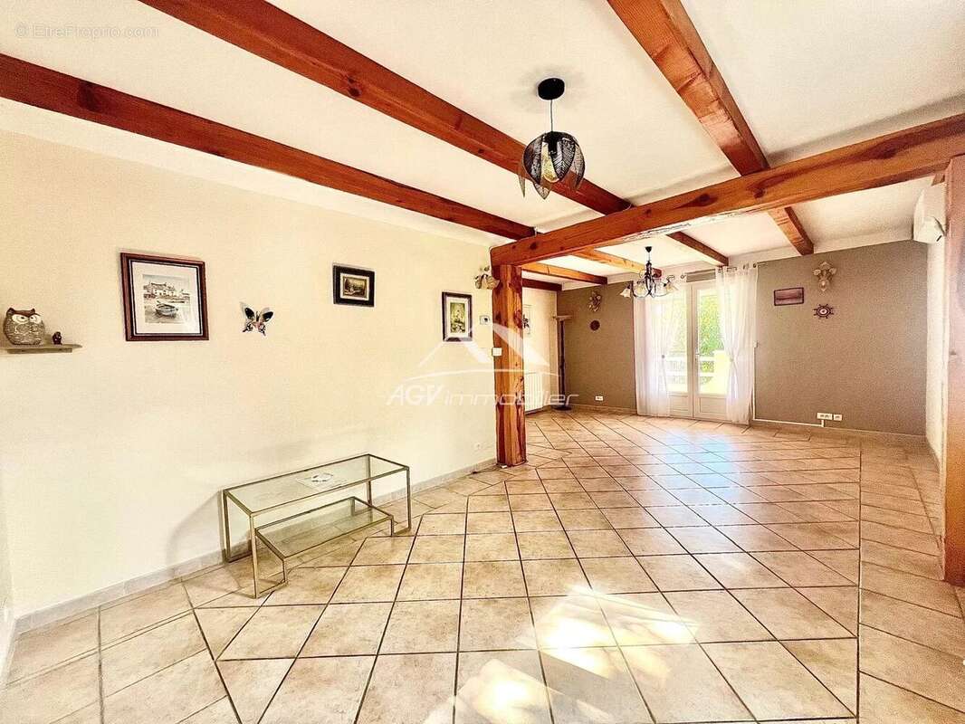 Maison à SAINT-JULIEN-LES-ROSIERS