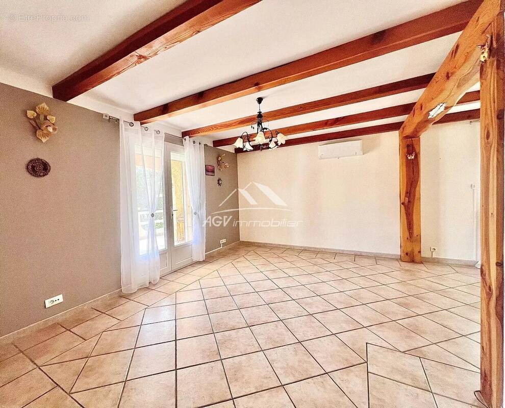 Maison à SAINT-JULIEN-LES-ROSIERS