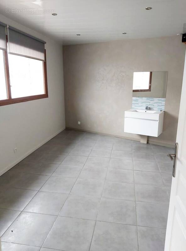 Photo 1 - Commerce à MONTREUIL