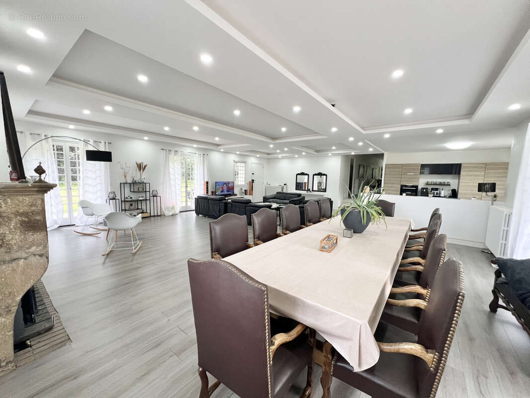 Maison à MONSTEROUX-MILIEU