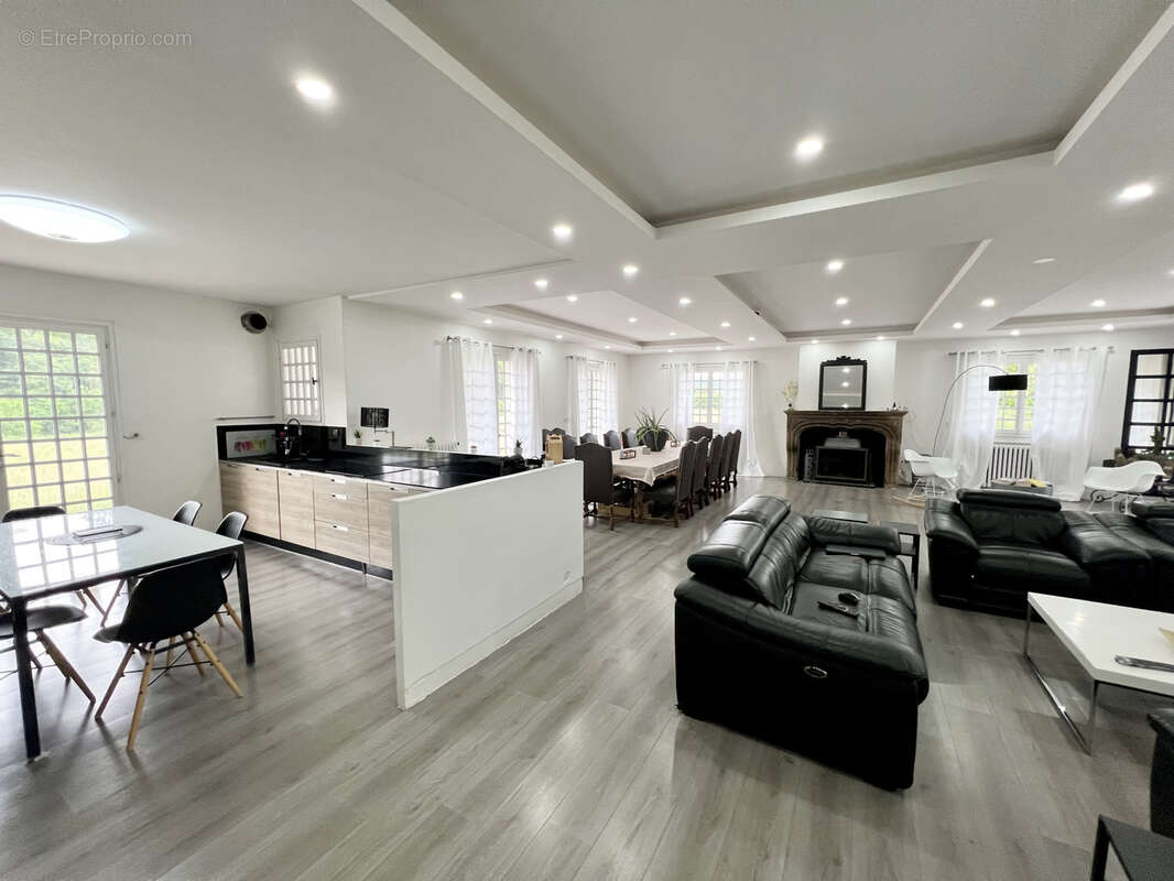 Maison à MONSTEROUX-MILIEU