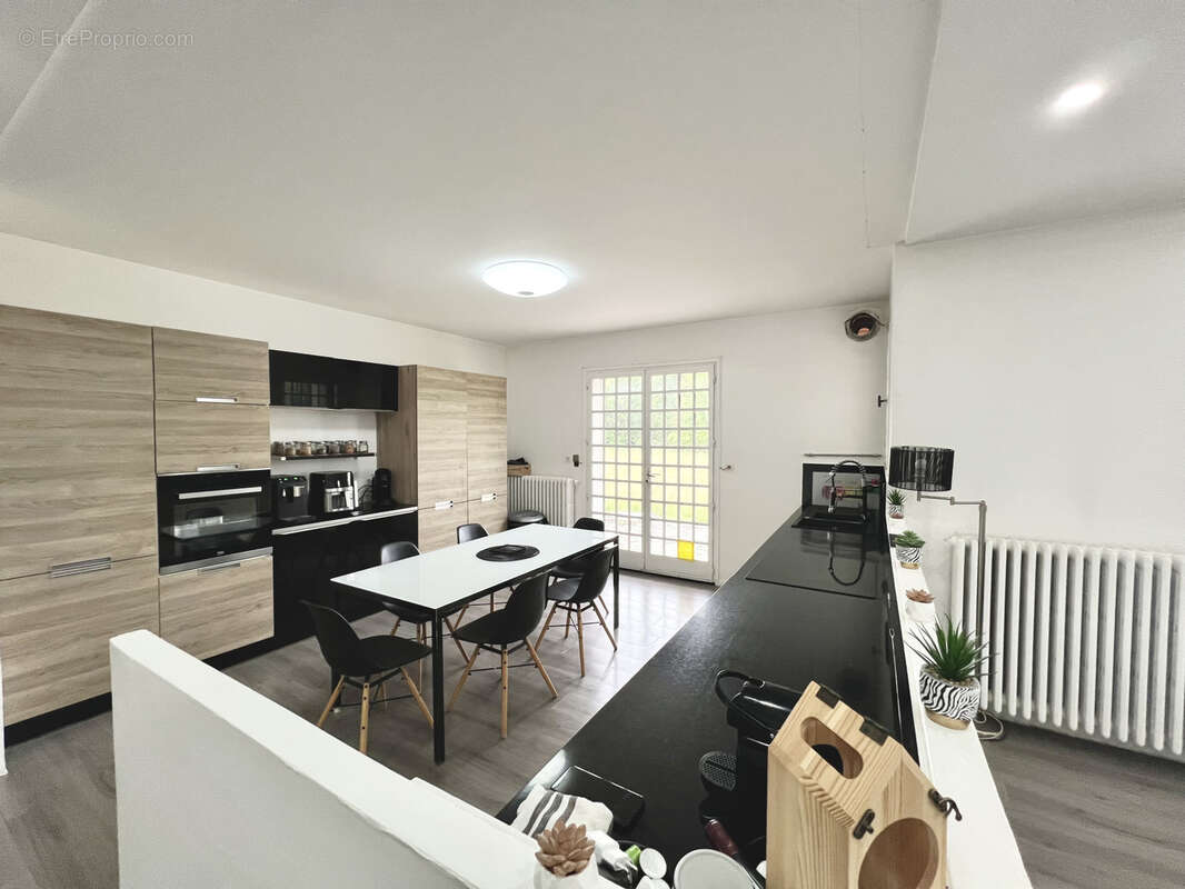 Maison à MONSTEROUX-MILIEU