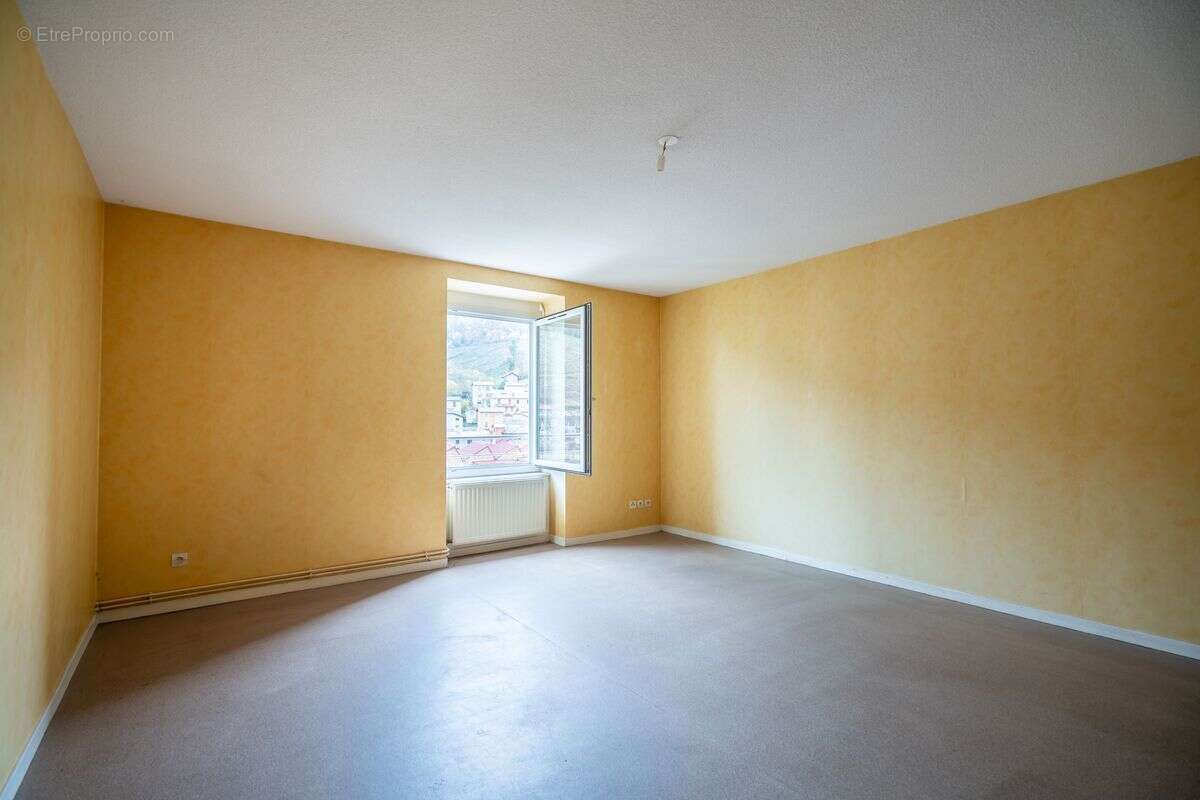 Appartement à COURS-LA-VILLE