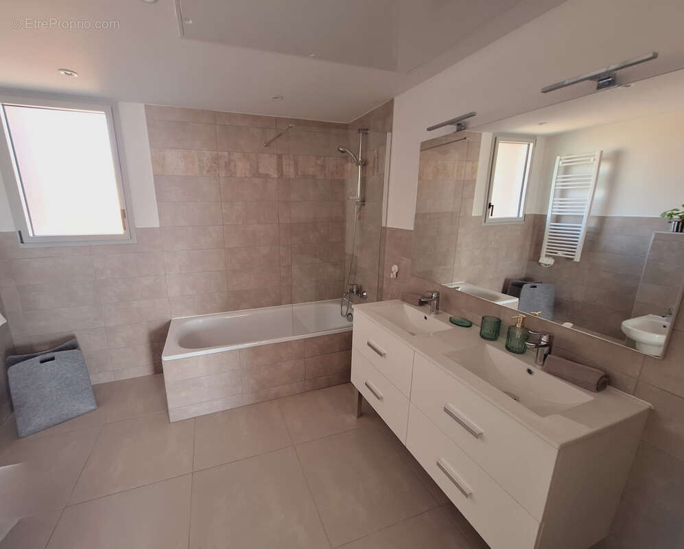 Appartement à SAINT-LAURENT-DU-VAR