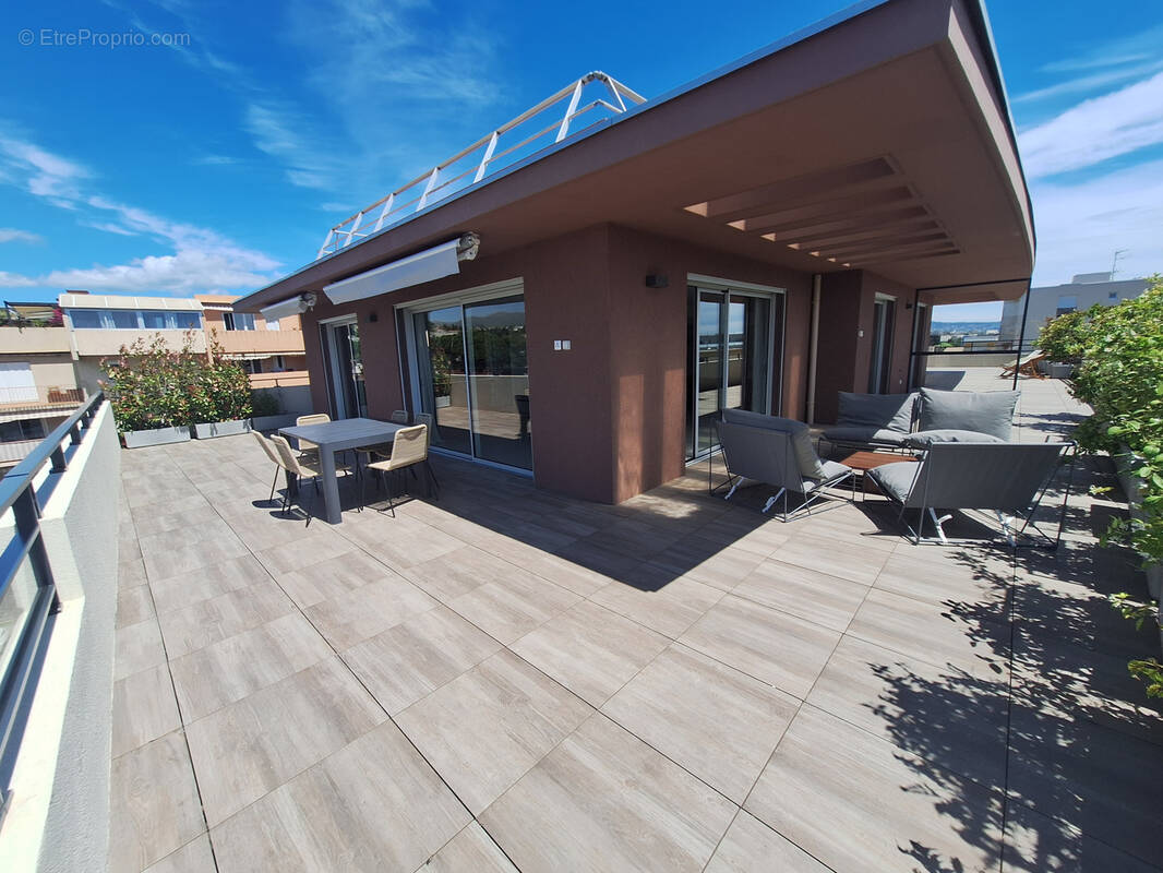 Appartement à SAINT-LAURENT-DU-VAR