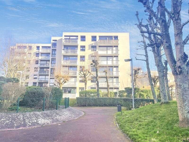 Appartement à LES CLAYES-SOUS-BOIS