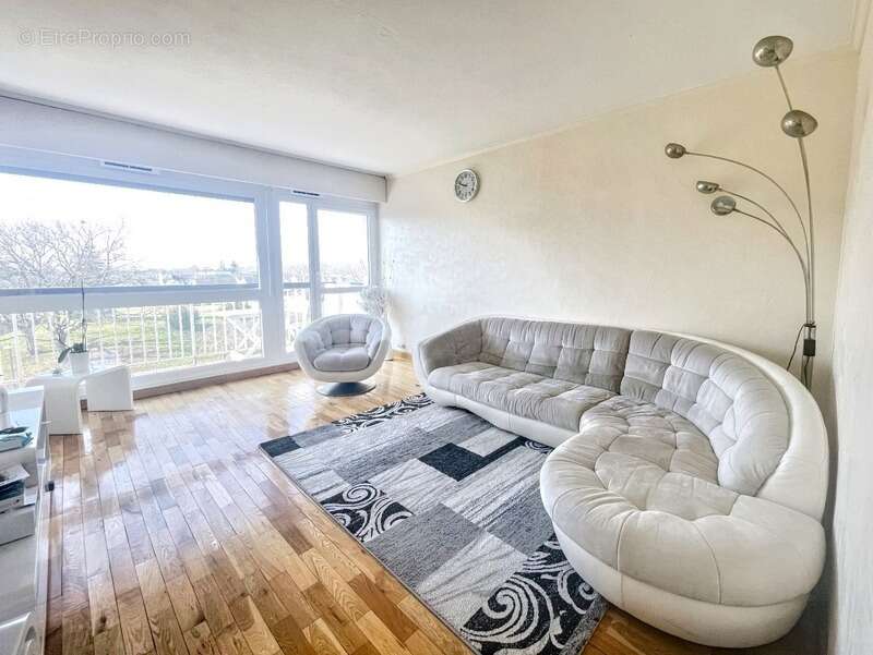 Appartement à LES CLAYES-SOUS-BOIS