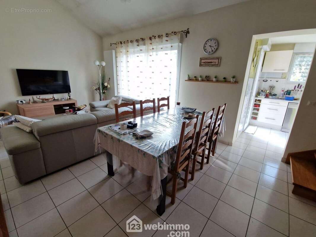 Autre angle de vue pièce à vivre - Maison à LA ROCHE-SUR-YON