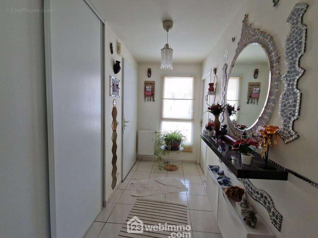 Belle entrée avec placard - Maison à LA ROCHE-SUR-YON