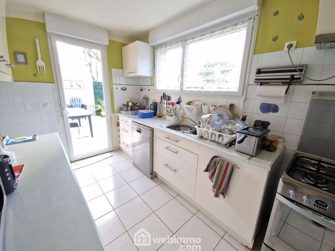 Cuisine avec accès terrasse - Maison à LA ROCHE-SUR-YON