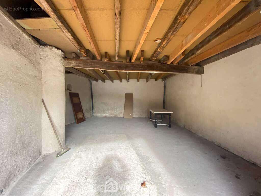 un garage - Appartement à SAINT-VINCENT-STERLANGES