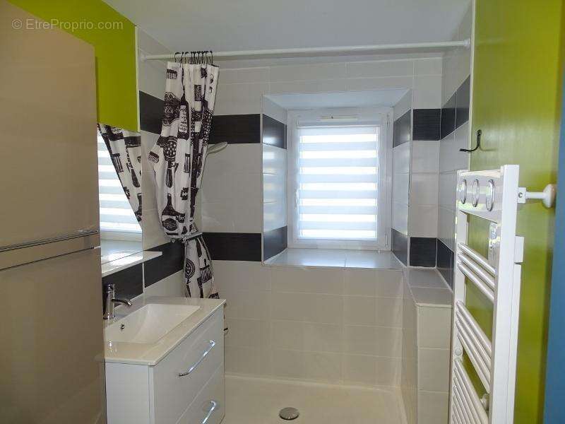 disposant de sa salle d&#039;eau, - Maison à LES HERBIERS