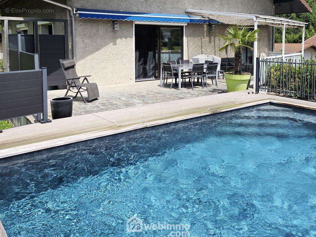 ... et à une piscine qui sera très appréciée lors de la saison estivale. - Maison à ALBERTVILLE