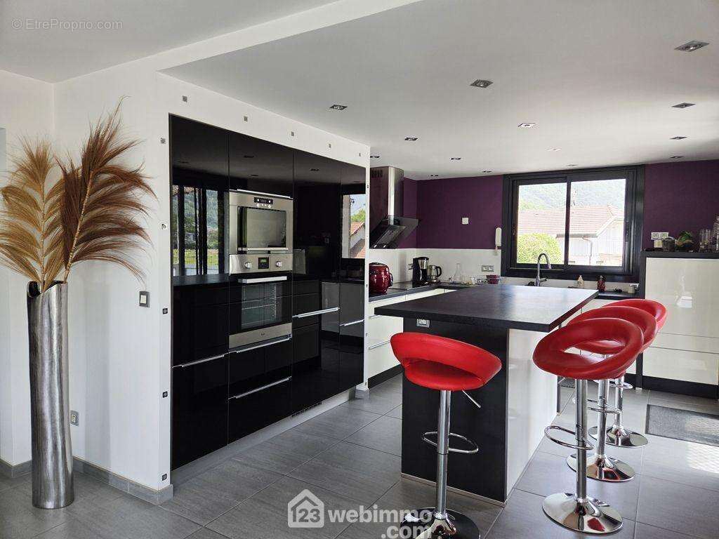 une belle cuisine ouverte et entièrement équipée, - Maison à ALBERTVILLE