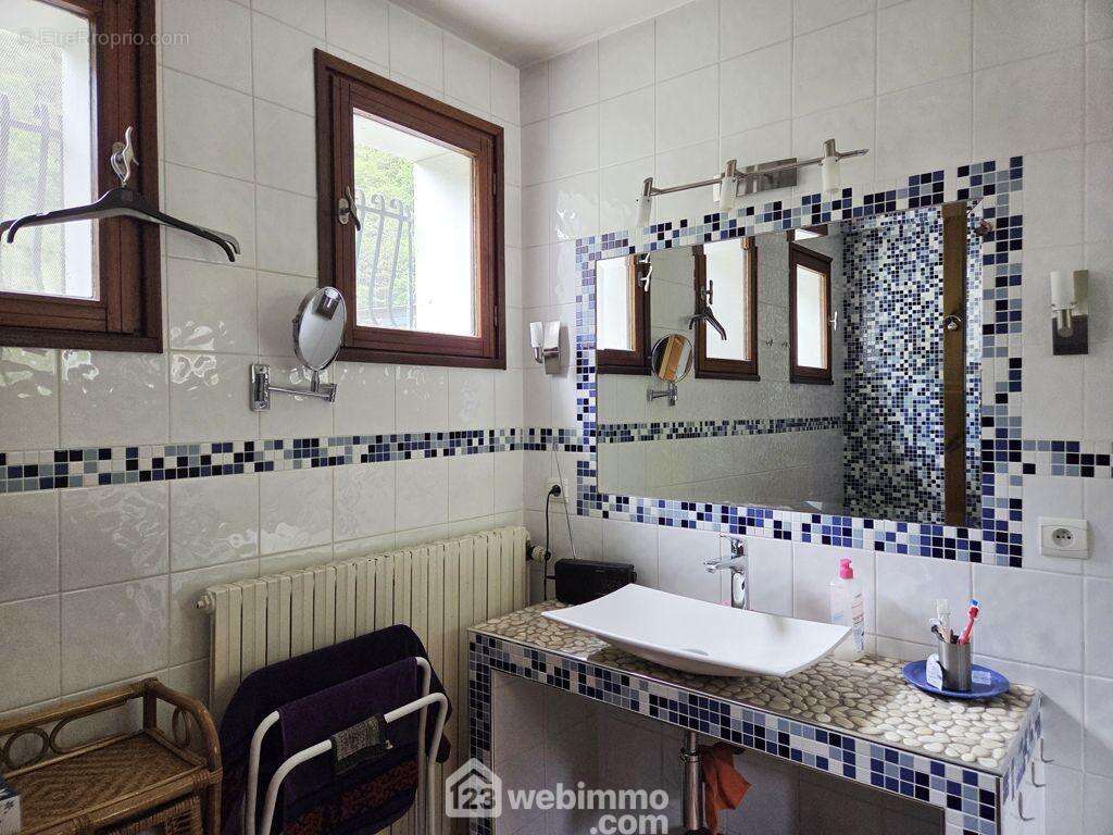 une salle de bain et un WC séparé complètent ce niveau. - Maison à ALBERTVILLE