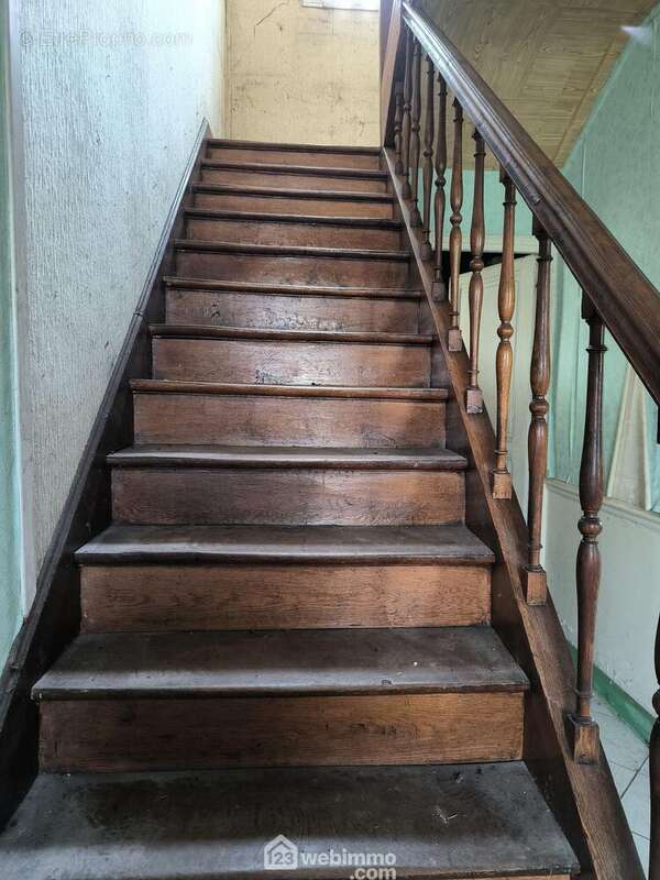 A l&#039;étage le palier distribue.. - Maison à VAILLY-SUR-AISNE