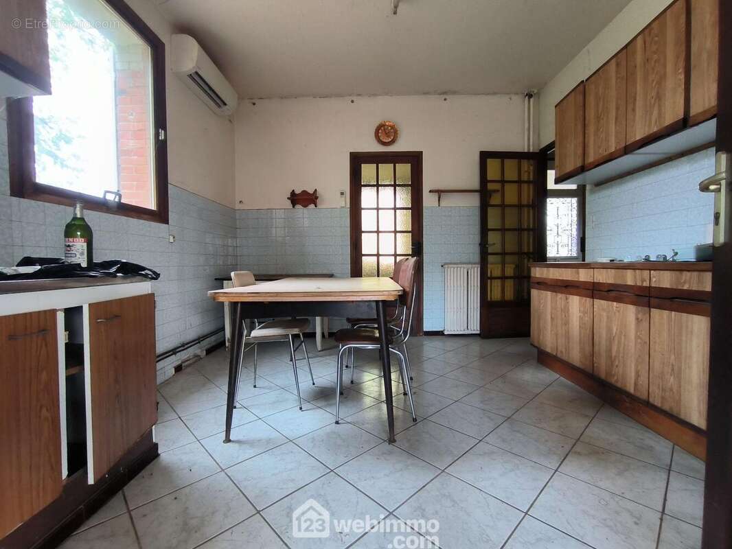 Une cuisine aménagée de 13 m², à ses côtés... - Maison à VAILLY-SUR-AISNE