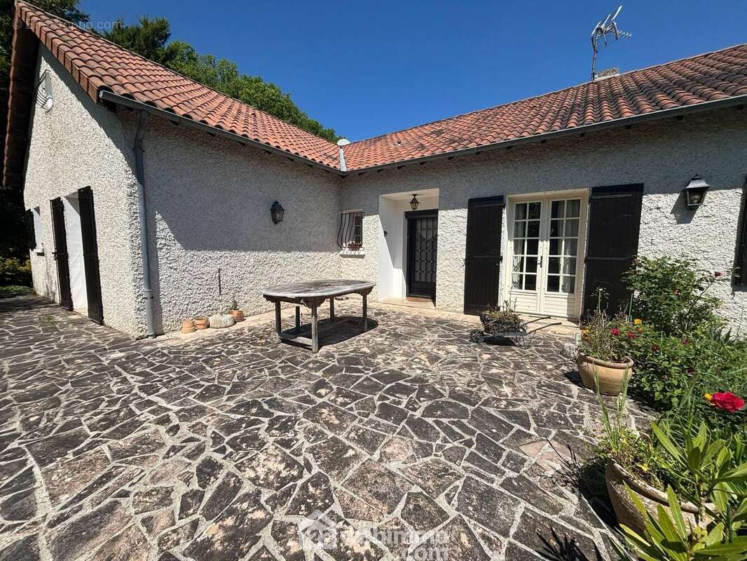 avec la terrasse carrelée en Opus, - Maison à VAUX-SUR-VIENNE