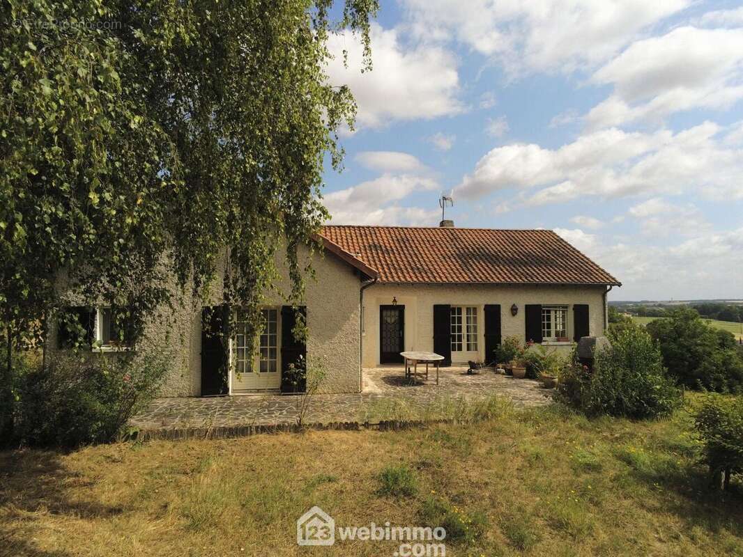 L&#039;arrivée sur le premier niveau, - Maison à VAUX-SUR-VIENNE