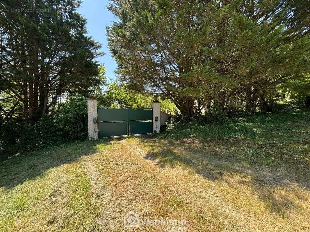 Le terrain est clos et l&#039;accès se fait par un portail motorisé. - Maison à VAUX-SUR-VIENNE