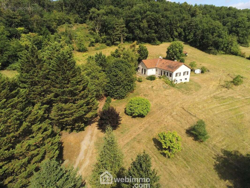Maison familiale dominant les coteaux du village, - Maison à VAUX-SUR-VIENNE