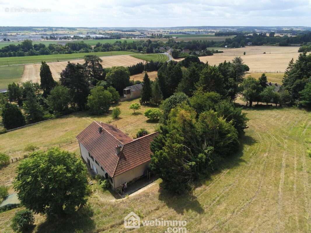Sans vis-à-vis et peu d&#039;habitations voisines, - Maison à VAUX-SUR-VIENNE