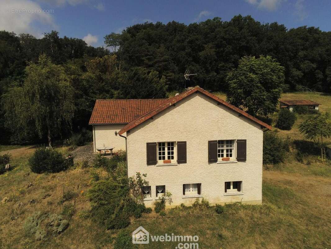 Sur 2 niveaux, elle offre 181 m2 habitables. - Maison à VAUX-SUR-VIENNE