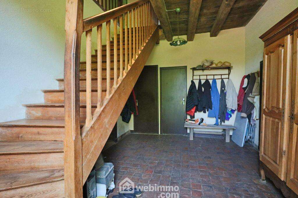 ... ouvre sur l&#039;entrée de 16 m2 avec WC. - Maison à SOMMIERES-DU-CLAIN