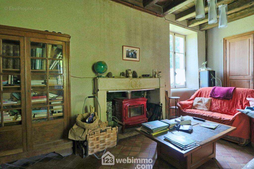 Et poêle à bois, - Maison à SOMMIERES-DU-CLAIN