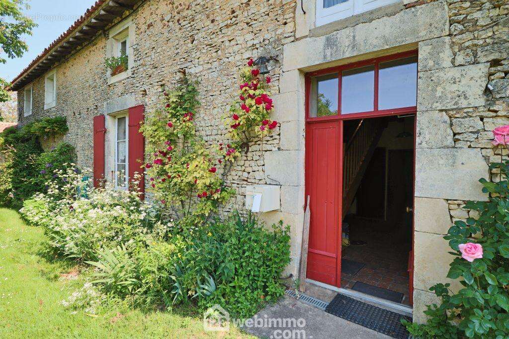 La porte centrale... - Maison à SOMMIERES-DU-CLAIN