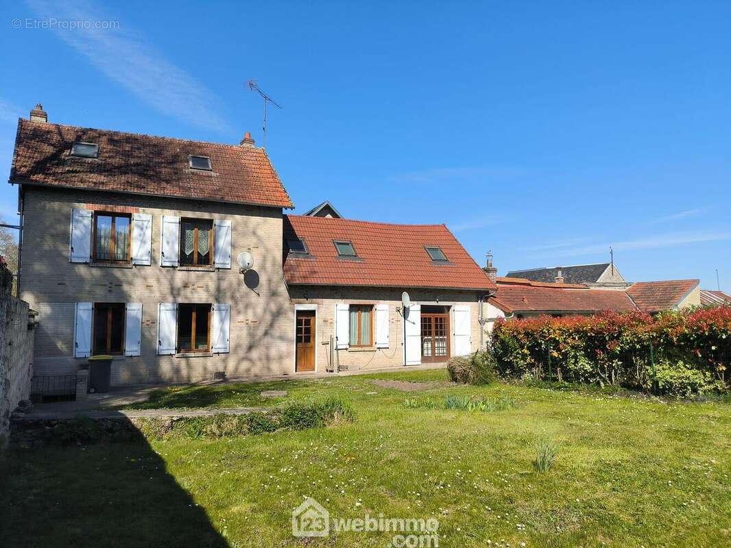 Bel ensemble immobilier comprenant deux maisons pour une surface totale de 182 m² - Maison à PRESLES-ET-BOVES