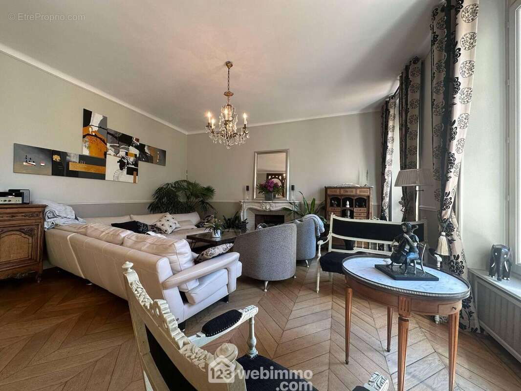 Tous les sols sont en parquet ancien - Maison à LAON