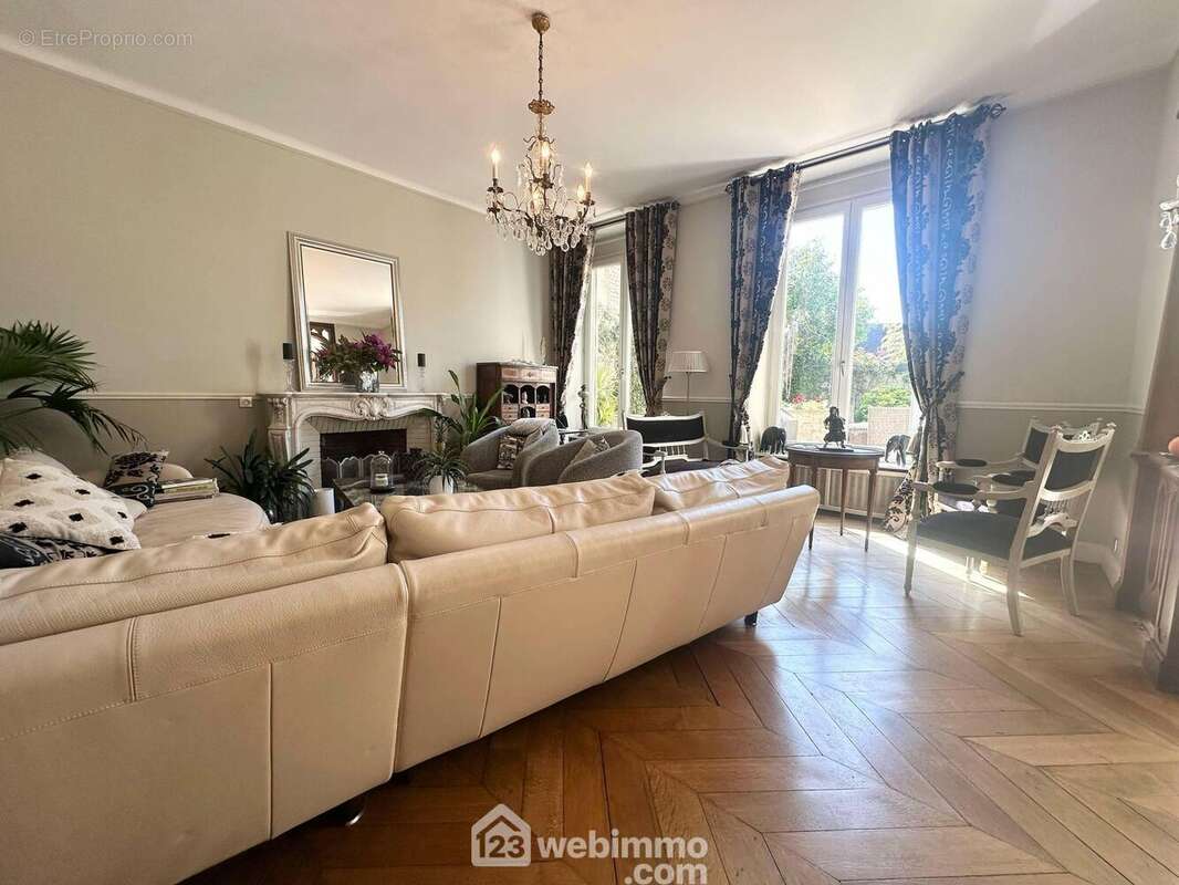 Vous apprécierez la luminosité de cette pièce ! - Maison à LAON