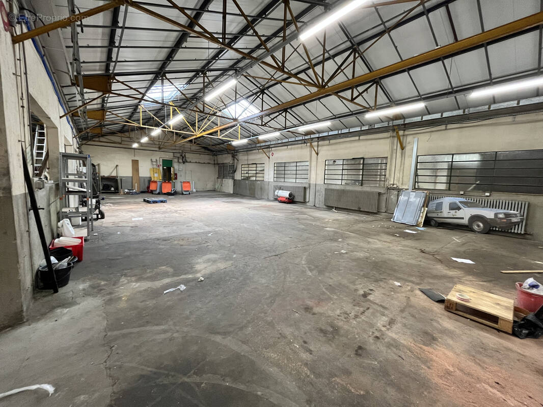 Commerce à SAINT-GENEST-LERPT