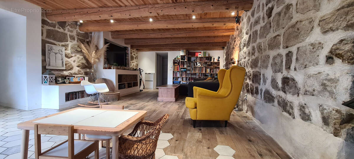 Maison à SAINT-JEURES