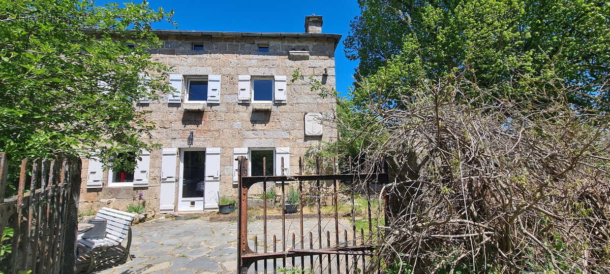 Maison à SAINT-JEURES