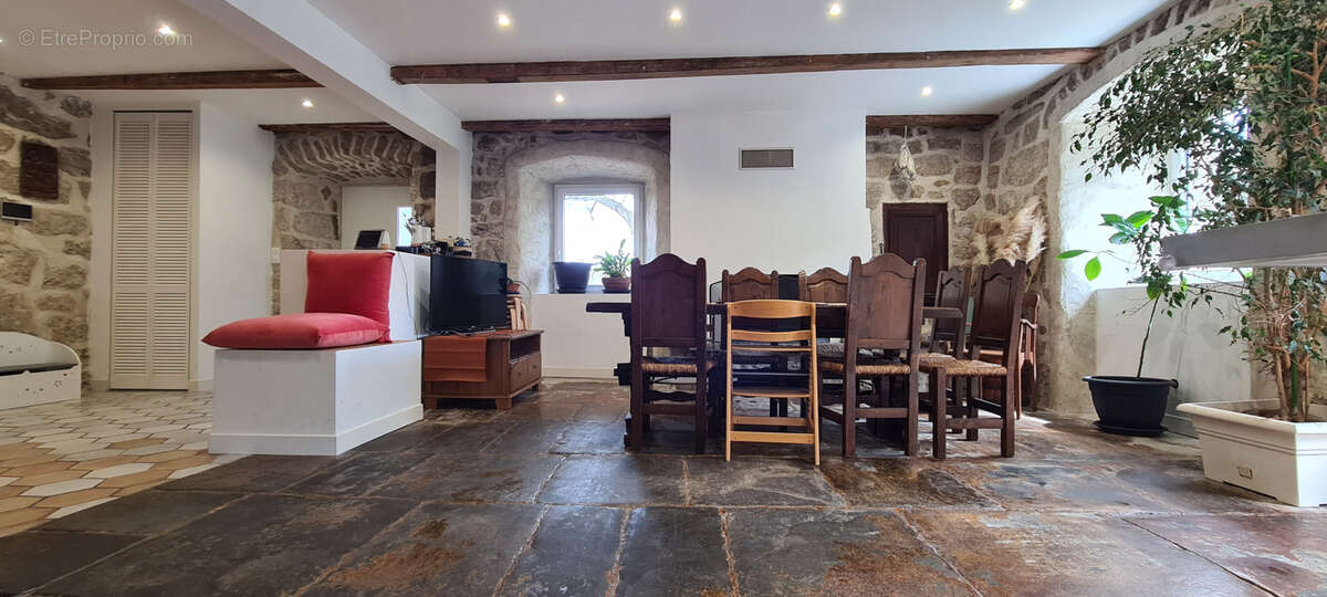 Maison à SAINT-JEURES