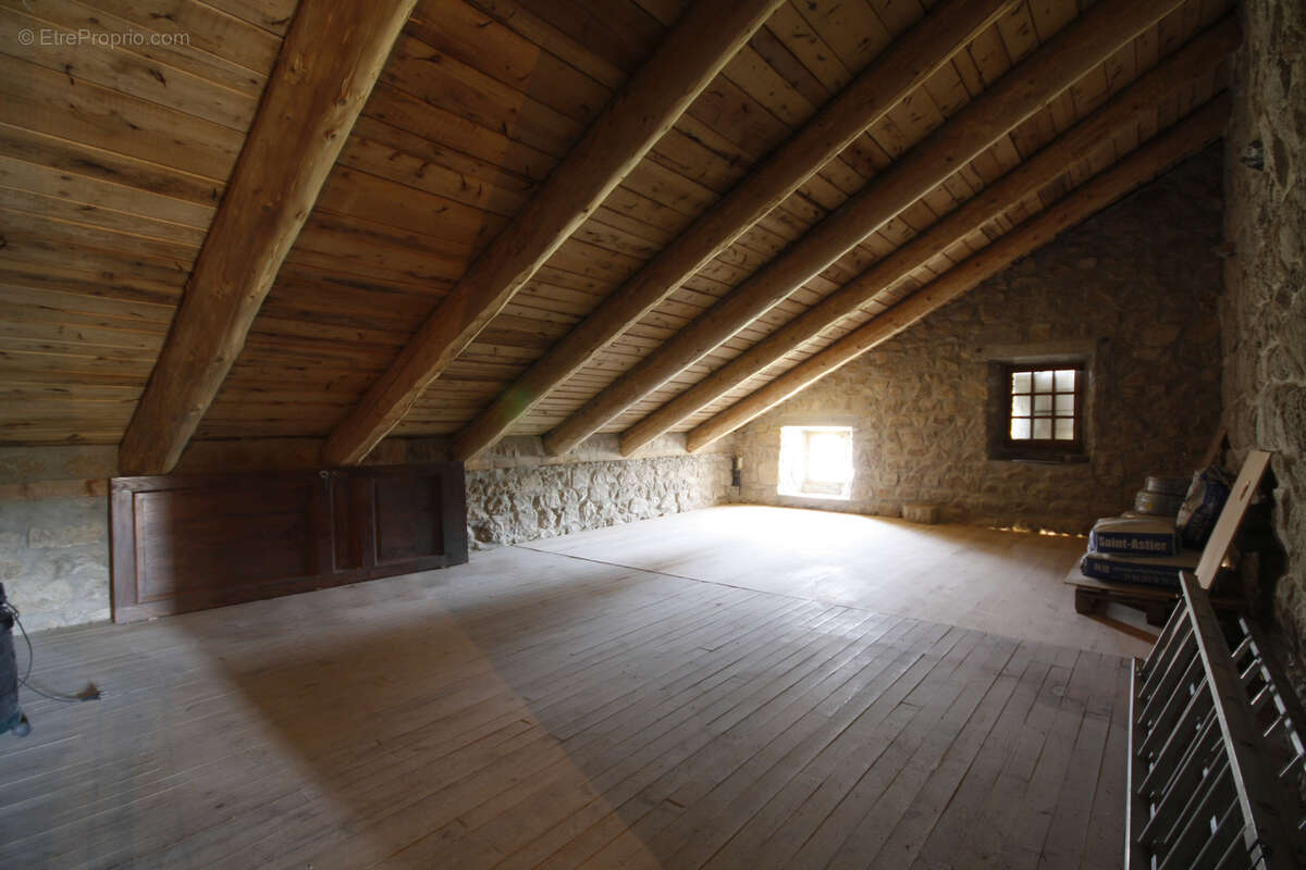 Maison à SAINT-JEURES