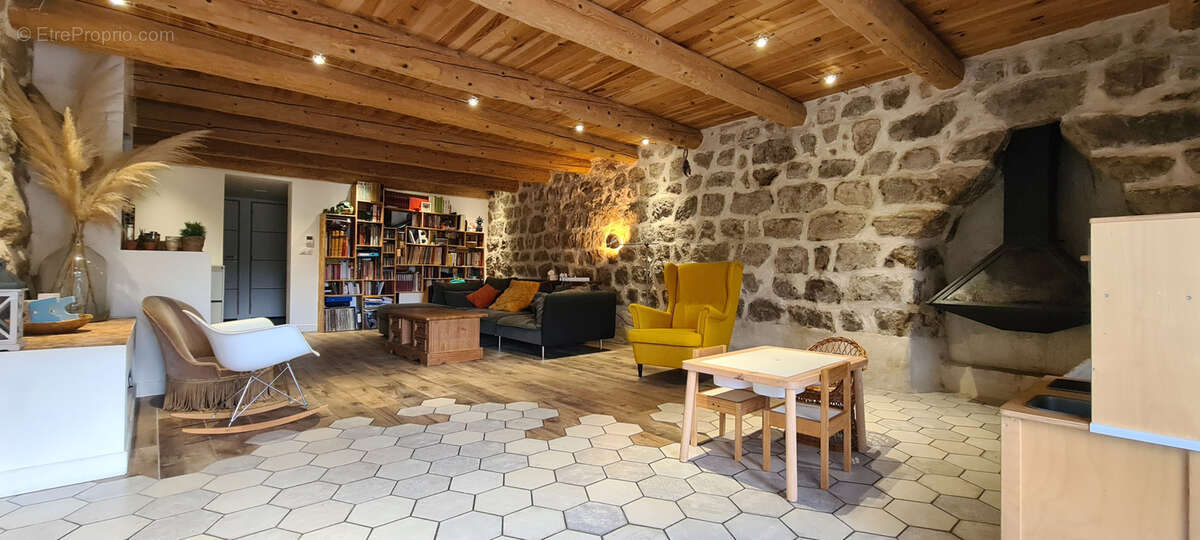 Maison à SAINT-JEURES