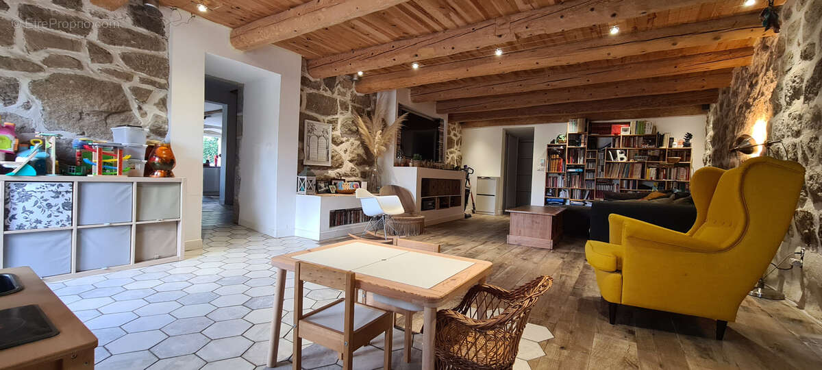 Maison à SAINT-JEURES