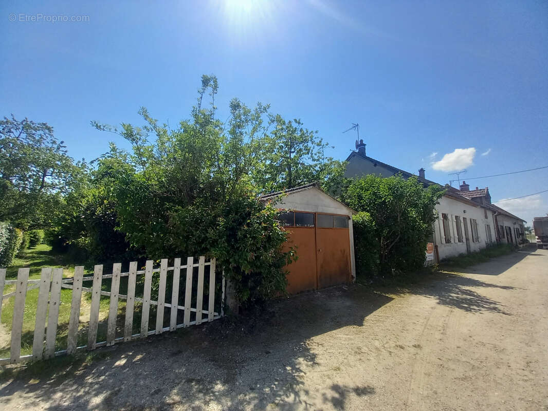 Maison à LA CHAPELLE-AUX-CHASSES