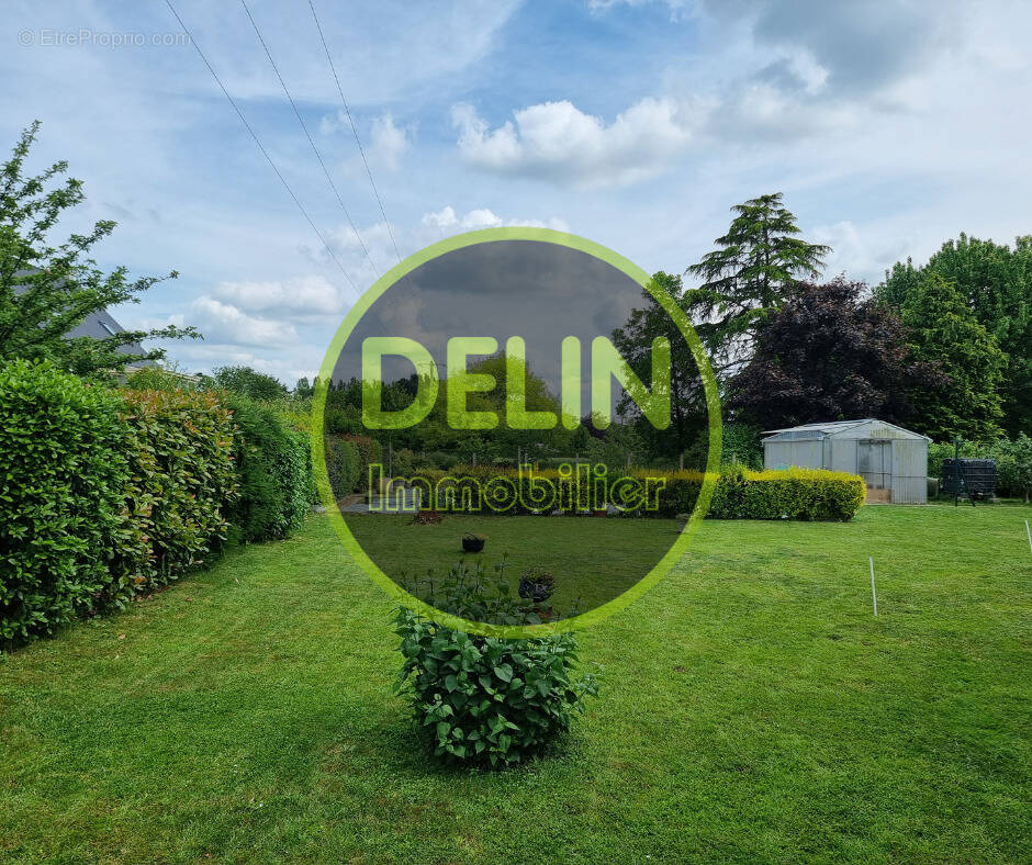 Terrain à SAINT-ERBLON