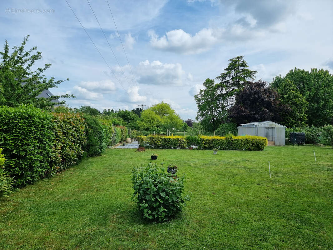 Terrain à SAINT-ERBLON