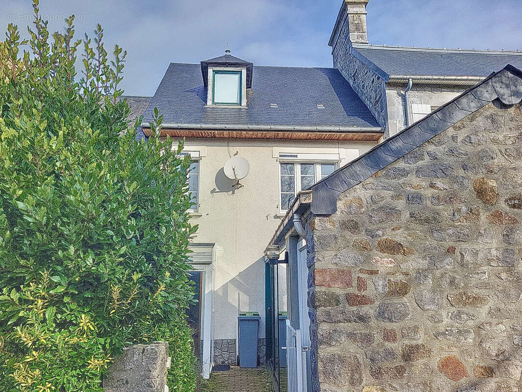 Maison à REGNEVILLE-SUR-MER