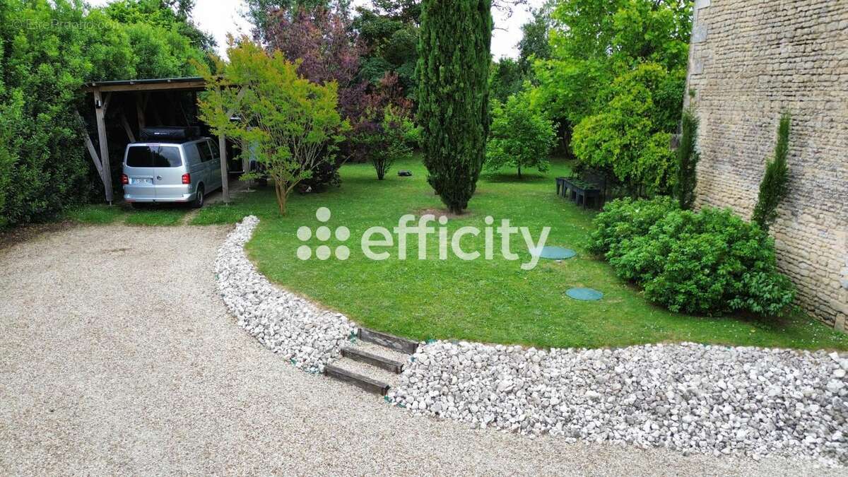 Maison à SAINT-GENIS-D&#039;HIERSAC